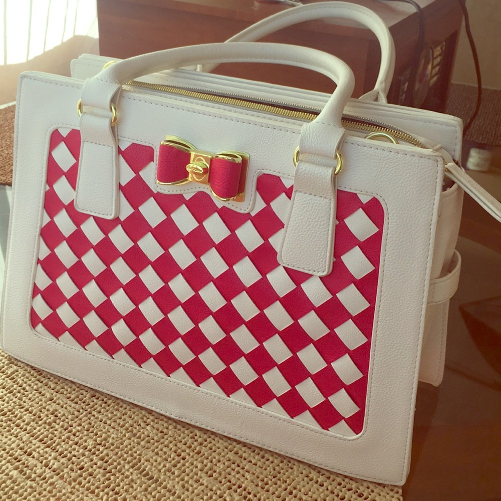 Betsey Johnson unbeweavable handbag 💕